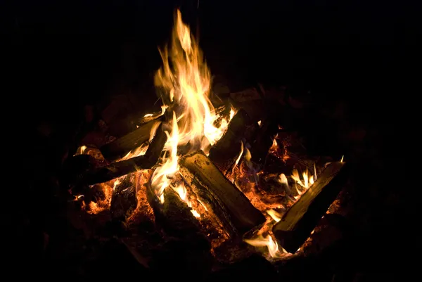 Вогонь у таборі горить вночі — стокове фото