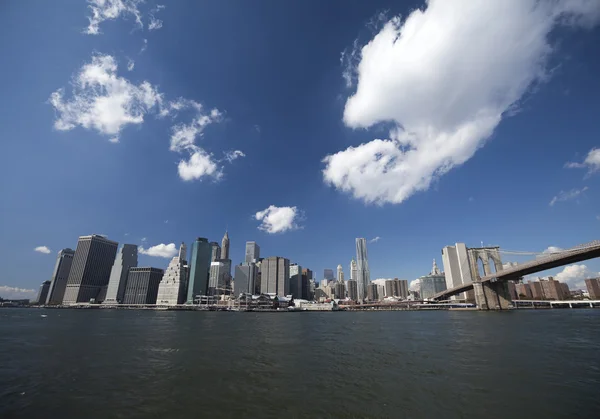De new york city skyline w brooklyn brug — Stockfoto