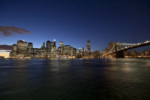 El horizonte de la ciudad de Nueva York w Puente de Brooklyn — Foto de Stock