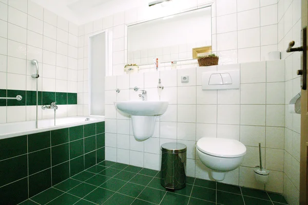 在绿色的地板 豪华浴室 — 图库照片