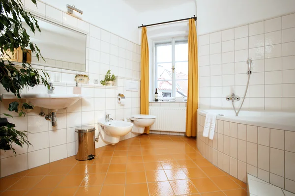 橙色的地板 豪华浴室 — 图库照片