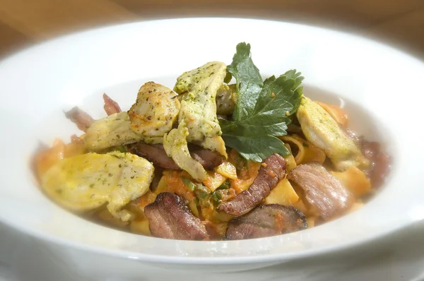 意大利面 Carbonara 培根香菜和烤的鸡胸肉 — 图库照片