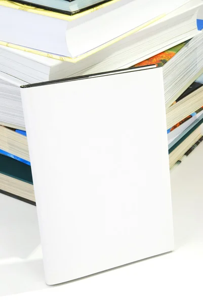 Пустая Обложка Книги Фоне Груды Книг — стоковое фото