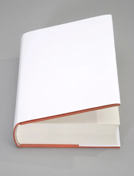 白いカバーで開かれた空白の本 — ストック写真
