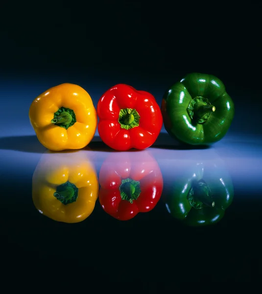 Tre Pepers Freschi Colorati Tavolo Vetro — Foto Stock