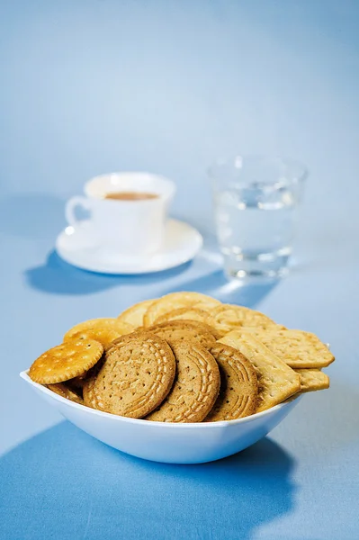 Crackers and coffee on a table — Stock Photo, Image