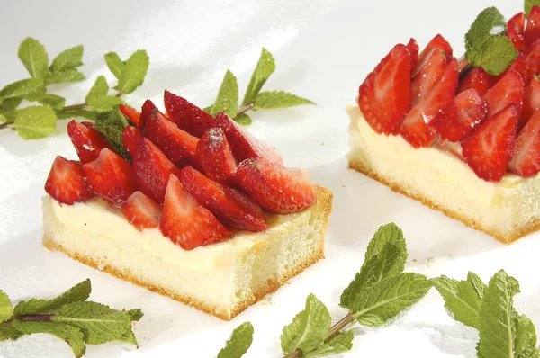 草莓蛋糕奶油 海绵和薄荷 — 图库照片