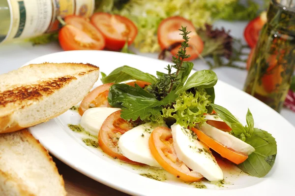 Mozzarella Maträtt Med Tomat Och Sallad — Stockfoto