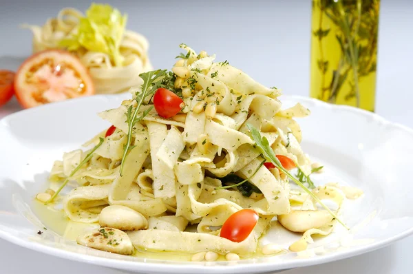 イタリアのパスタ 豆とオレガノ — ストック写真