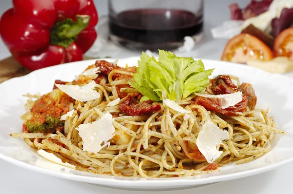 Die Pasta Mit Getrocknetem Tomaten Parmesan Und Pesto — Stockfoto