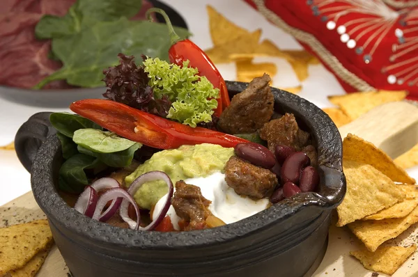 Geschmortes Rindfleisch Mit Jalapenos Salat Und Zwiebelringen — Stockfoto