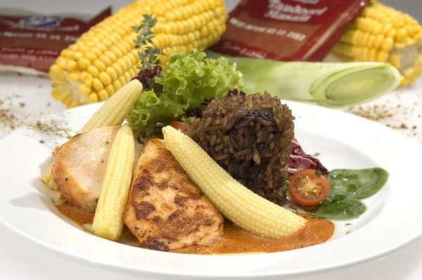 Sirloin Porc Tocat Salată Verde Porumb Spanac Sos Roșii — Fotografie, imagine de stoc