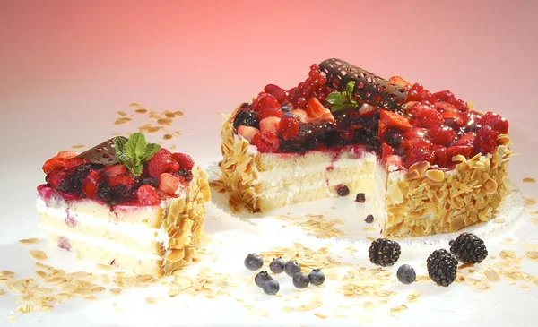 树莓和黑莓奶油的蛋糕 地面螺母和薄荷 — 图库照片