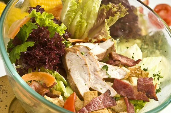 Hühnersalat Mit Salat Und Gebratenem Speck — Stockfoto