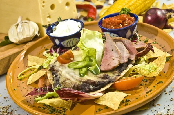 Gebratenes Rindfleisch Mit Geröstetem Filet Und Mexikanischen Soßen — Stockfoto