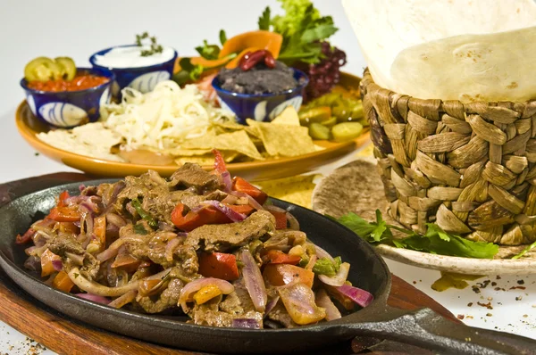 Hete pan met vlees in Mexicaanse stijl — Stockfoto