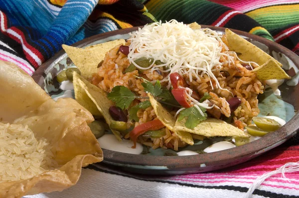 Mexikanisches Risotto Mit Bohnen Und Tortilla Chips — Stockfoto