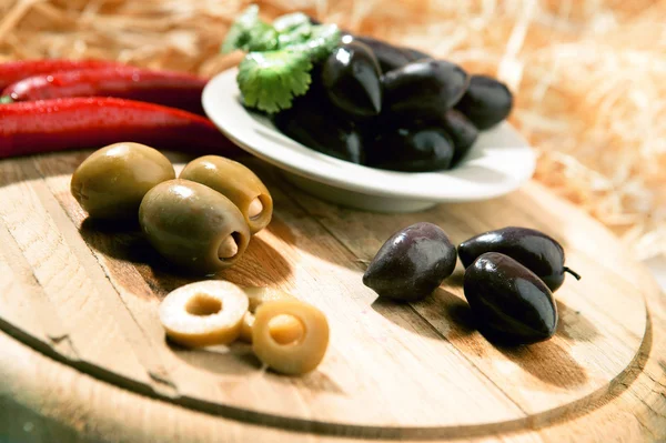 stock image Olives on a wooden board