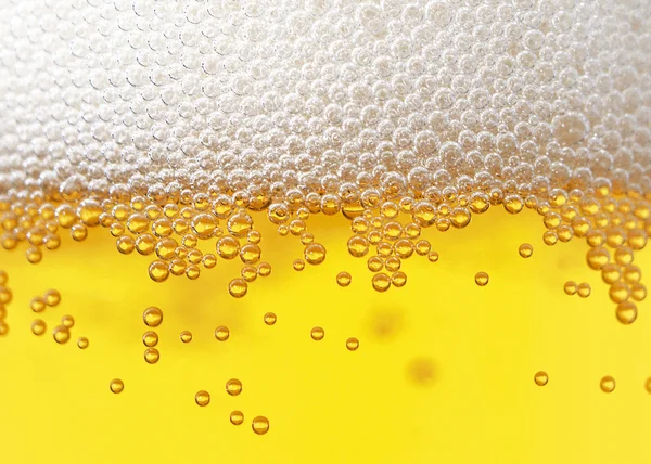 Čerstvé pivo bublalo textury skla. — Stock fotografie