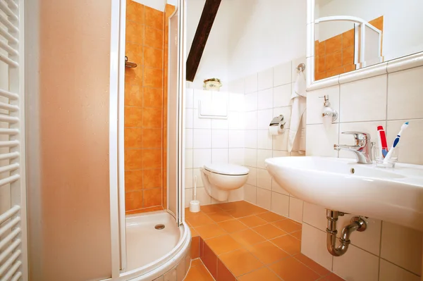 Das Luxus Badezimmer Mit Dem Orangefarbenen Fußboden — Stockfoto