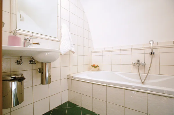 在绿色的地板 豪华浴室 — 图库照片