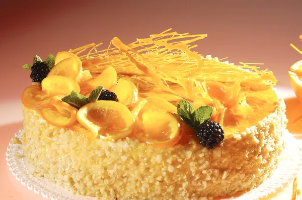 橙色蛋糕 奶油地面螺母和薄荷 — 图库照片