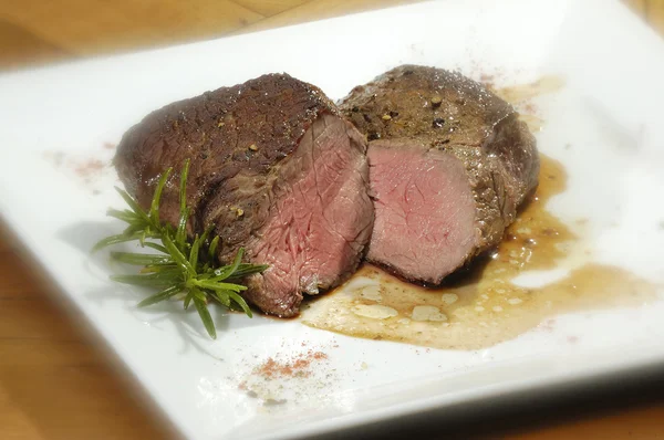 Beefsteak selten — Stockfoto