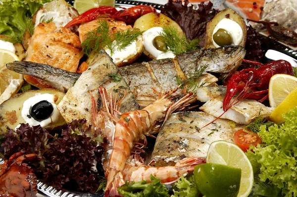 Grillplate Från Olika Fisk Och Grönsaker — Stockfoto