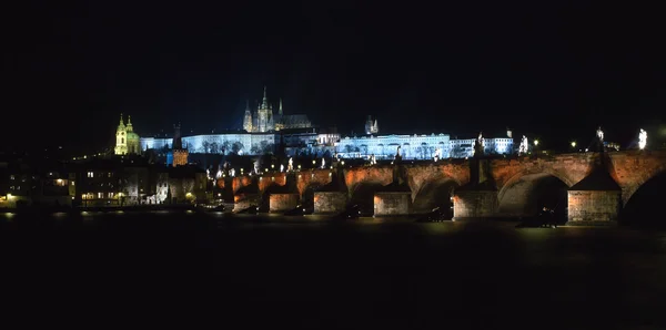 夜晚的布拉格城堡 — 图库照片