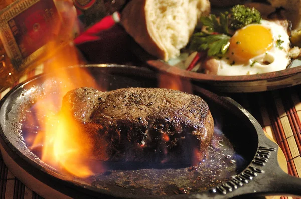 テーブルで牛肉のステーキ Flambed — ストック写真