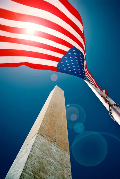 Das Washingtondenkmal mit einer us-Fahne — Stockfoto