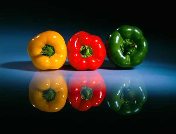 Три цветных перца на столе 2 — стоковое фото