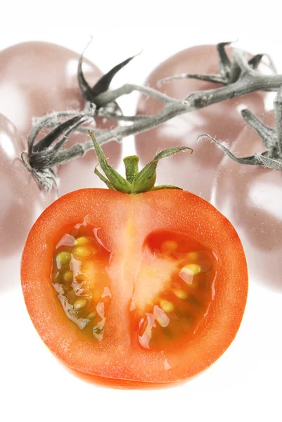 涙にぬれたトマト スライスの束 — ストック写真