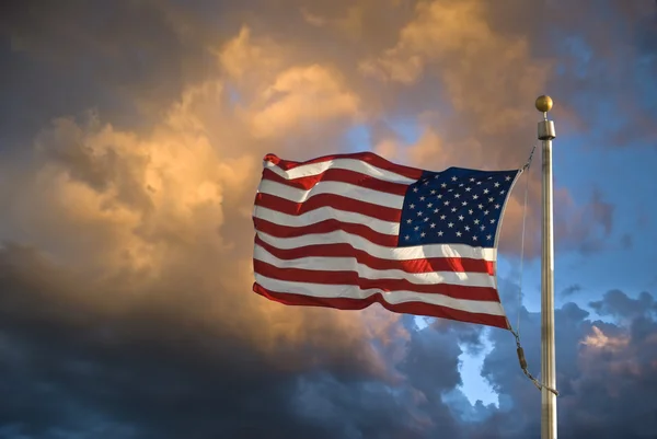 Drapeau des États-Unis ciel sombre et nuages — Photo