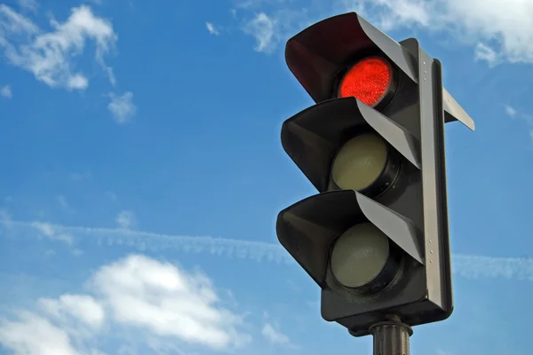 Rode Kleur Het Verkeerslicht Met Een Mooie Blauwe Hemel Achtergrond — Stockfoto