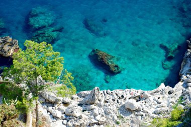 capri Adası ile güzel masmavi sulara havadan görünümü.