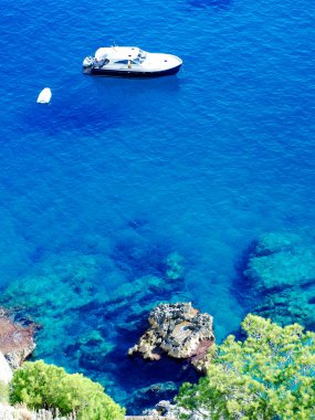 capri Adası'nda masmavi deniz