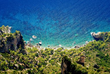capri Adası ile güzel masmavi sulara havadan görünümü.
