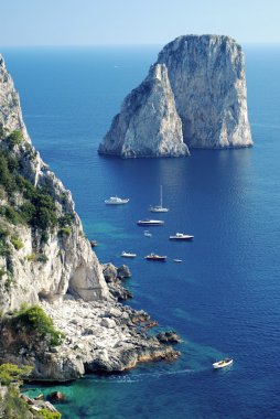 güzel mavi deniz rengi ile İtalya capri Adası Faraglioni kayalar kapatın.