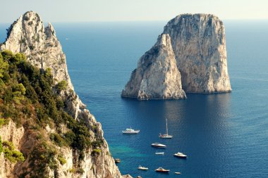 capri Adası Faraglioni taşları kapat