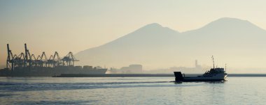 Vezüv Yanardağı ve Vinçler ile deniz vapuru