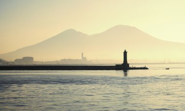 Vezüv Yanardağı ile deniz feneri