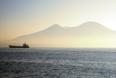 Vezüv Yanardağı arka planda bir deniz üzerinde ferry