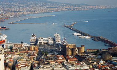 Feribot ve Napoli şehir Liman Panoraması tekneler güzel havadan görünümü.