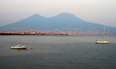 Vezüv Yanardağı ve Napoli şehir gündoğumu günbatımı sırasında tekne ile hava güzel panoramik manzaralı.