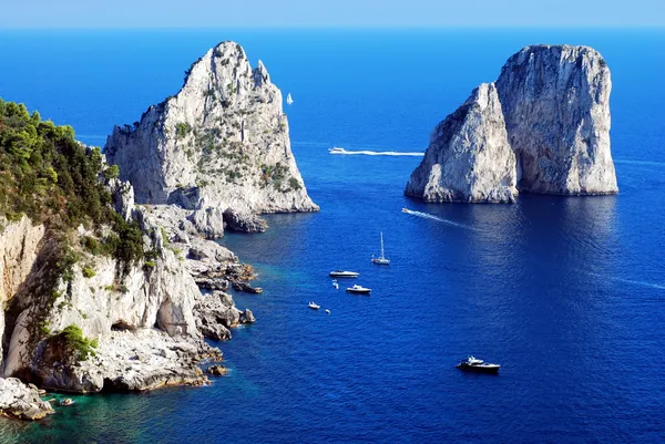 Faraglioni rotsen sluiten capri eiland — Stockfoto