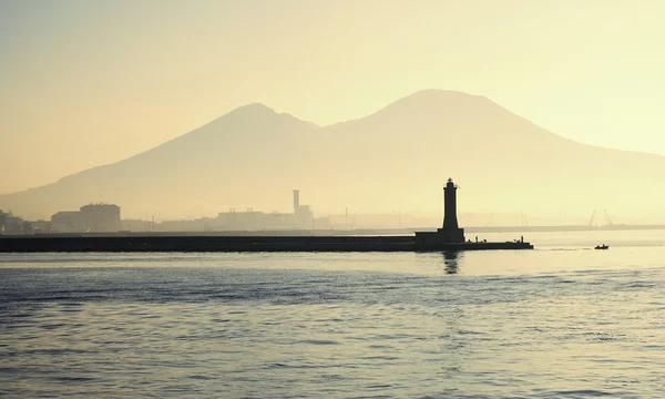 Vezüv Yanardağı Ile Deniz Feneri — Stok fotoğraf