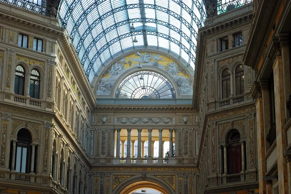 在意大利那不勒斯的拱廊 Umberto Uno 的视图 — 图库照片