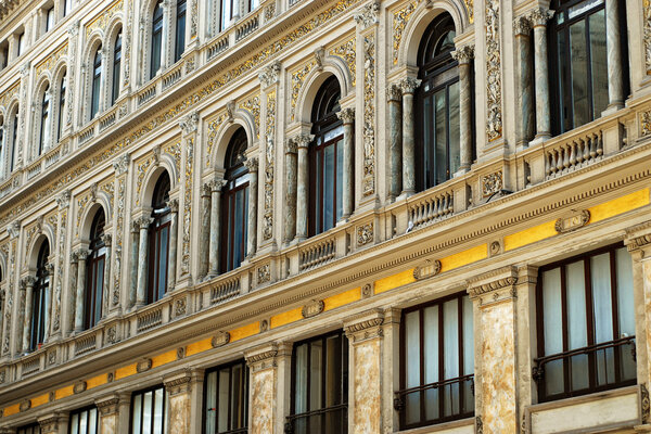 Старые окна здания
