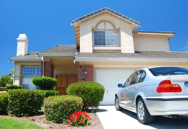 New American dream home with brand new car — Stock Photo, Image